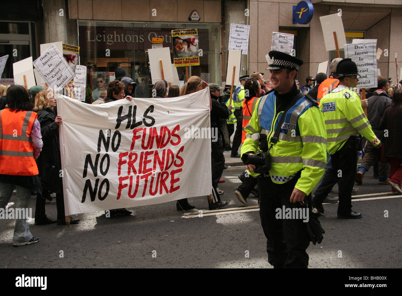 Tier Rechte Aktivist, eskortiert von der Polizei Protest in der Londoner City in einer Demonstration endet in Huntigdon Life Sciences Stockfoto