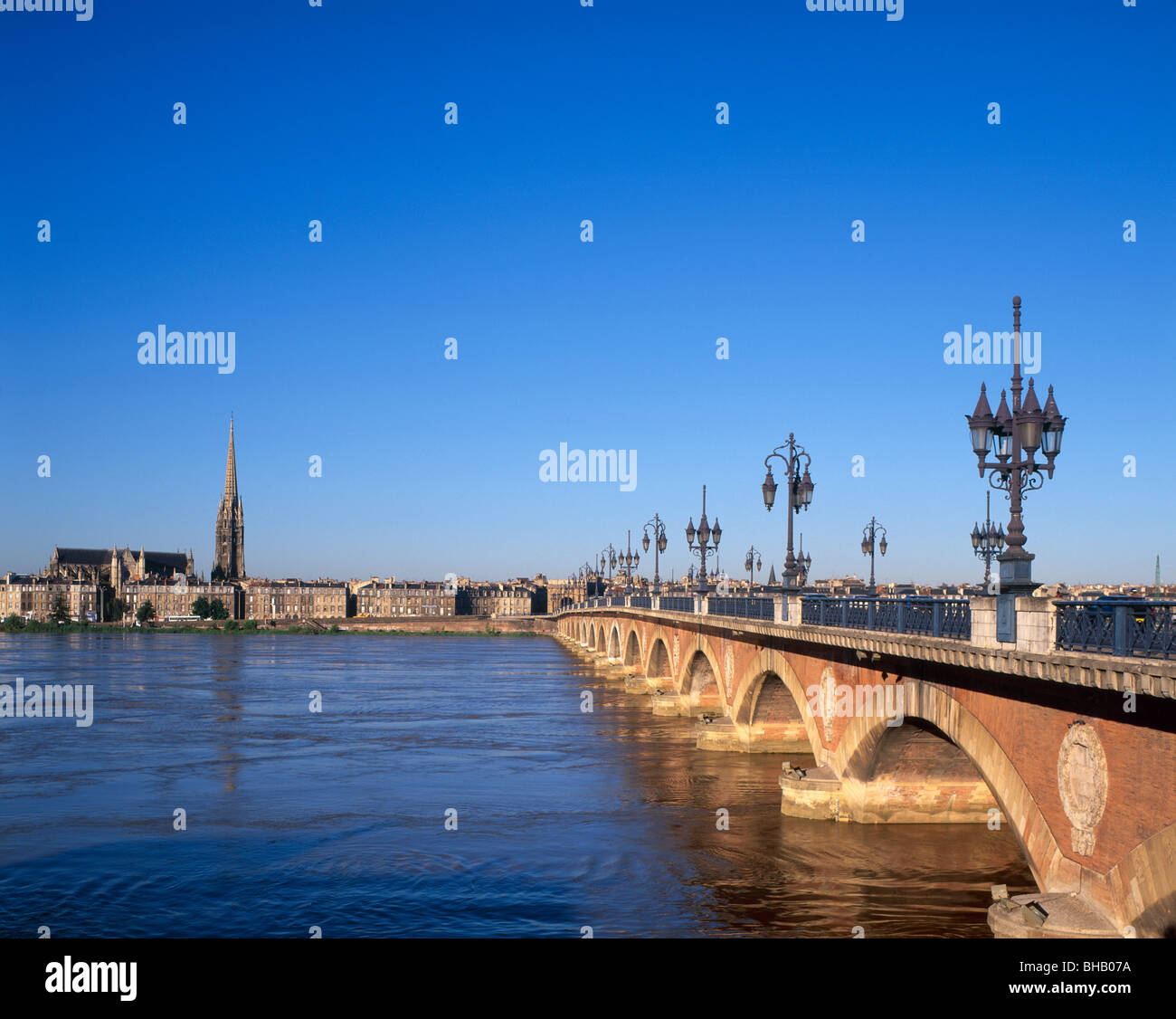 Pont de Pierre und Fluss Garonne, Bordeaux, Gironde, Frankreich Stockfoto