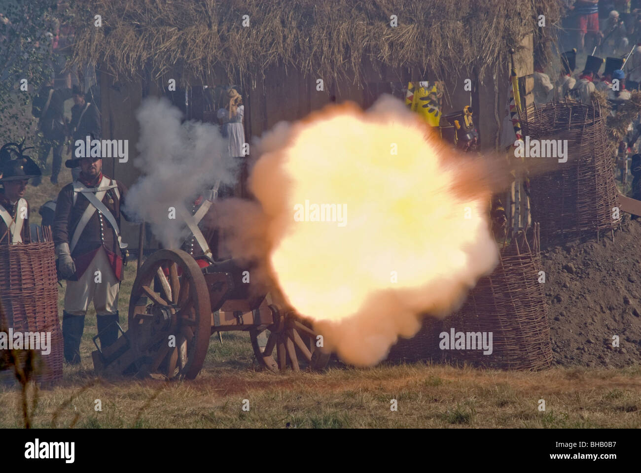 Kanone feuern auf Reenactment von der Belagerung der Neiße im Napoleonischen Krieg mit Preußen 1807 in Nysa, Opolskie, Polen Stockfoto