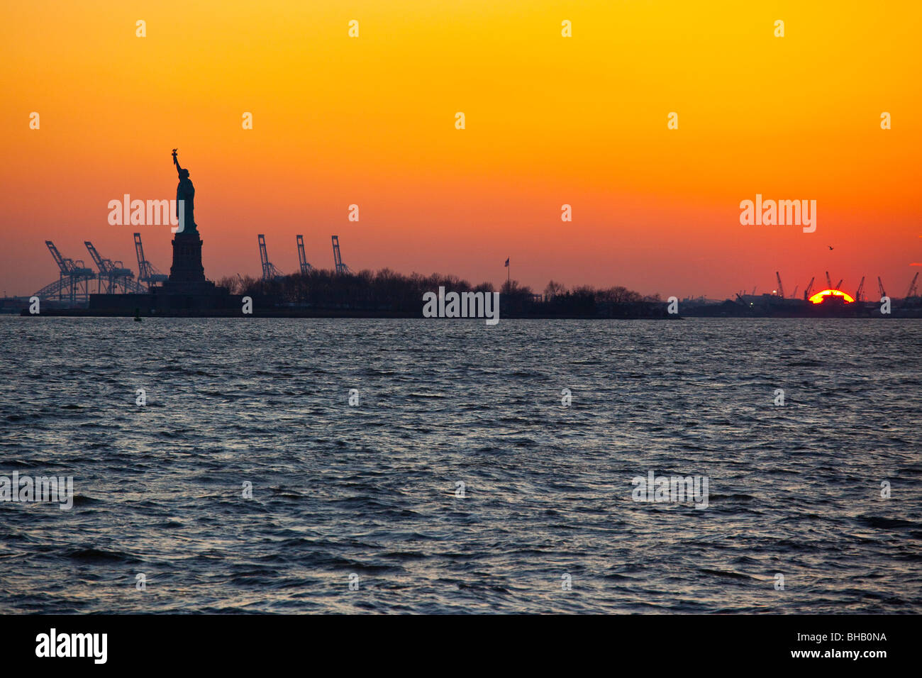 Statue of Liberty bei Sonnenuntergang Stockfoto