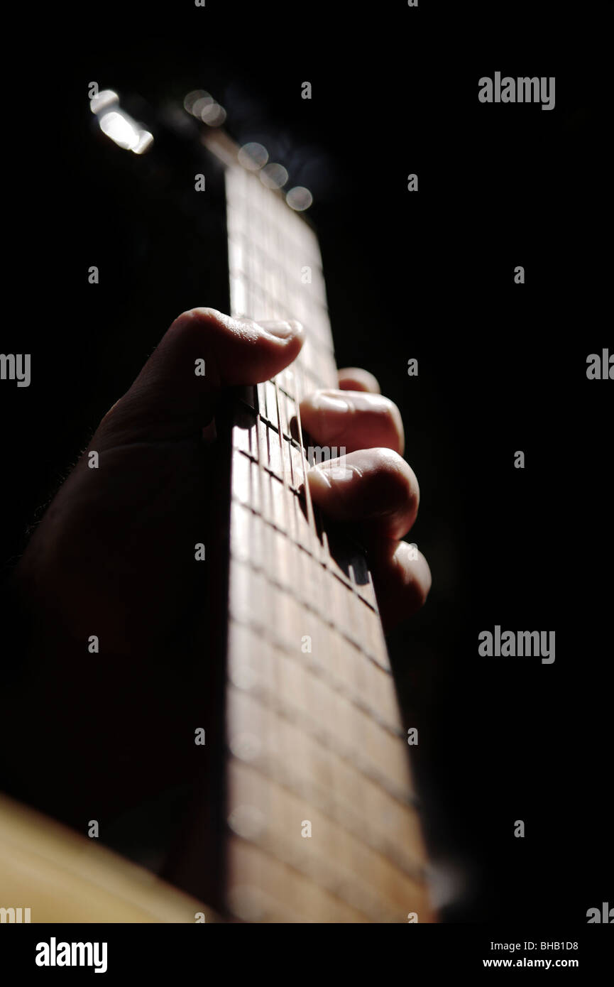 Spielt akustische Gitarre Stockfoto