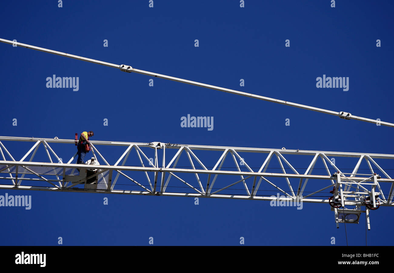 Arbeiter auf Turmdrehkran Stockfoto