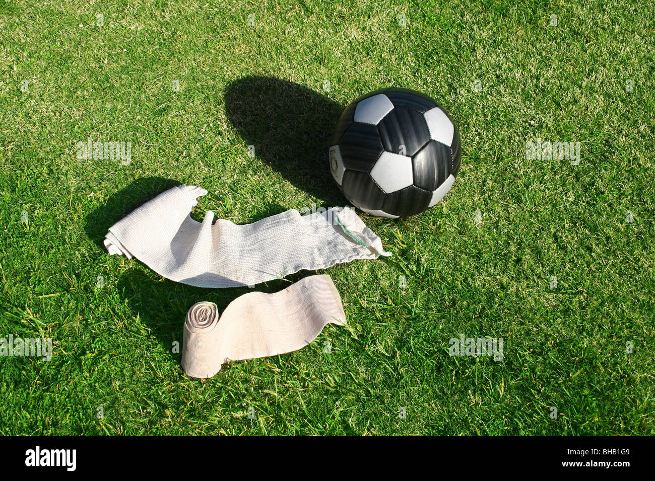 Fußball sitzt neben Bandagen vor einem Spiel Stockfoto