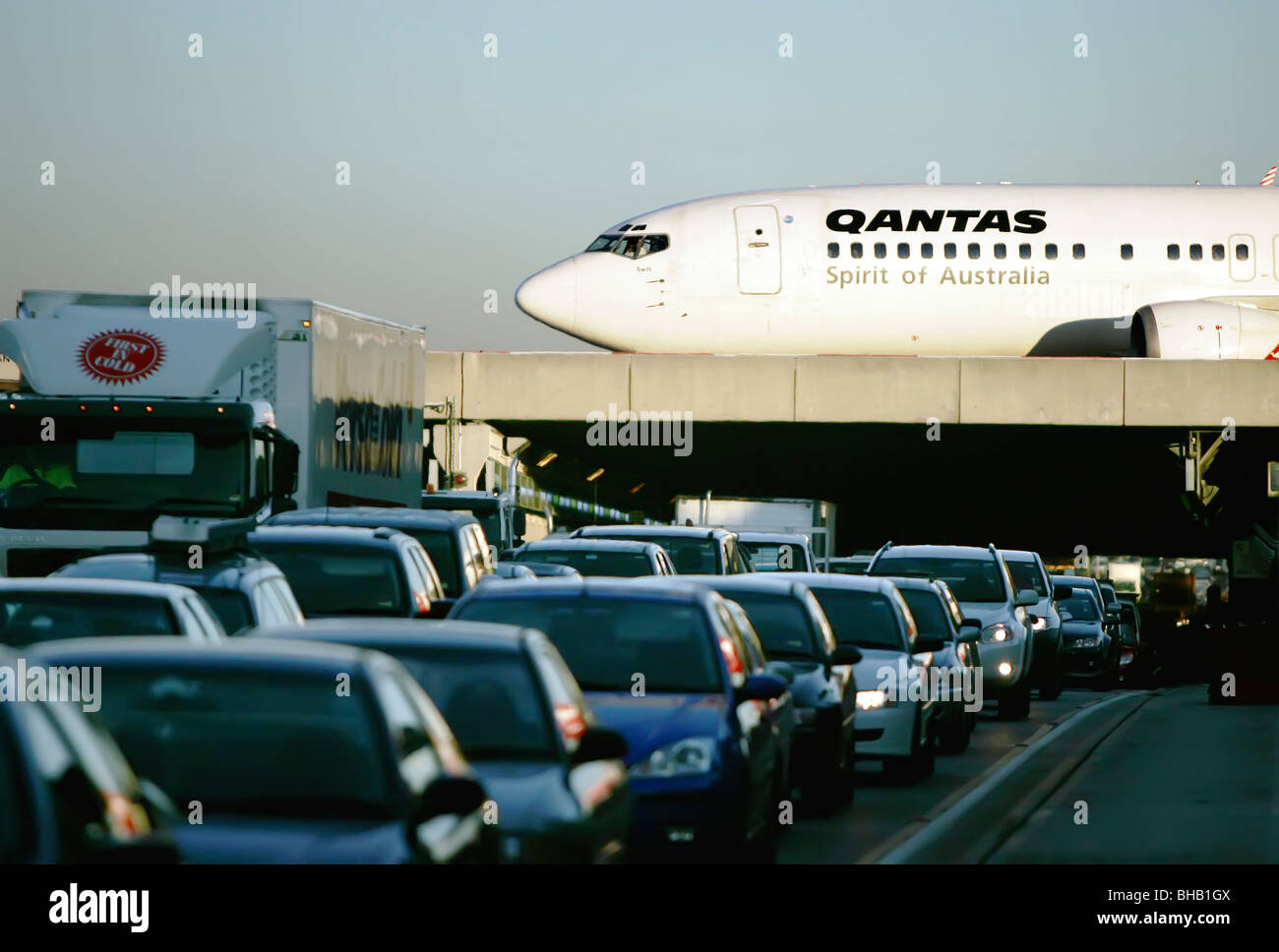 Qantas-Jet Rollen über Autobahn Überführung am Flughafen Sydney Australien Stockfoto