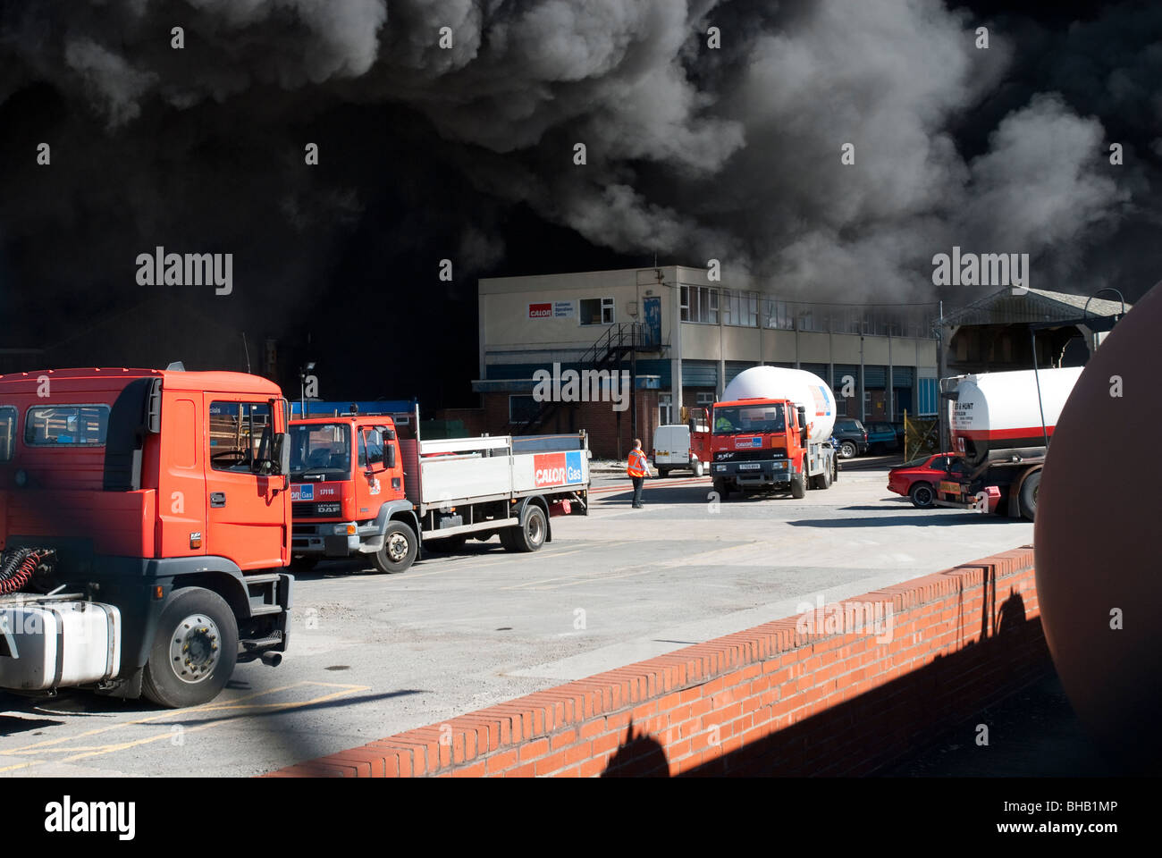Riesige Feuer neben Calor Gas Depot dicken schwarzen Rauch Stockfoto