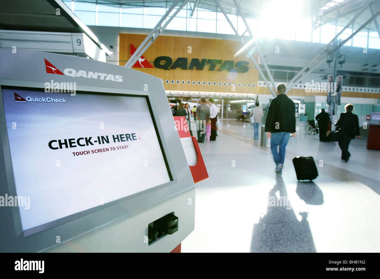 Qantas Self Check-in-Terminal am Flughafen Sydney Australien Stockfoto