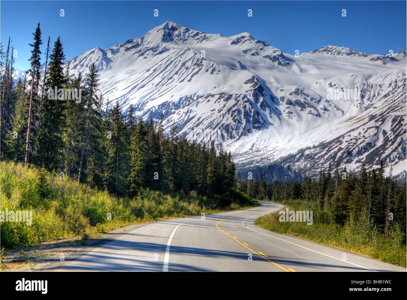 Herrliche Sicht auf die Haines Highway in Southeast Alaska im Sommer Stockfoto