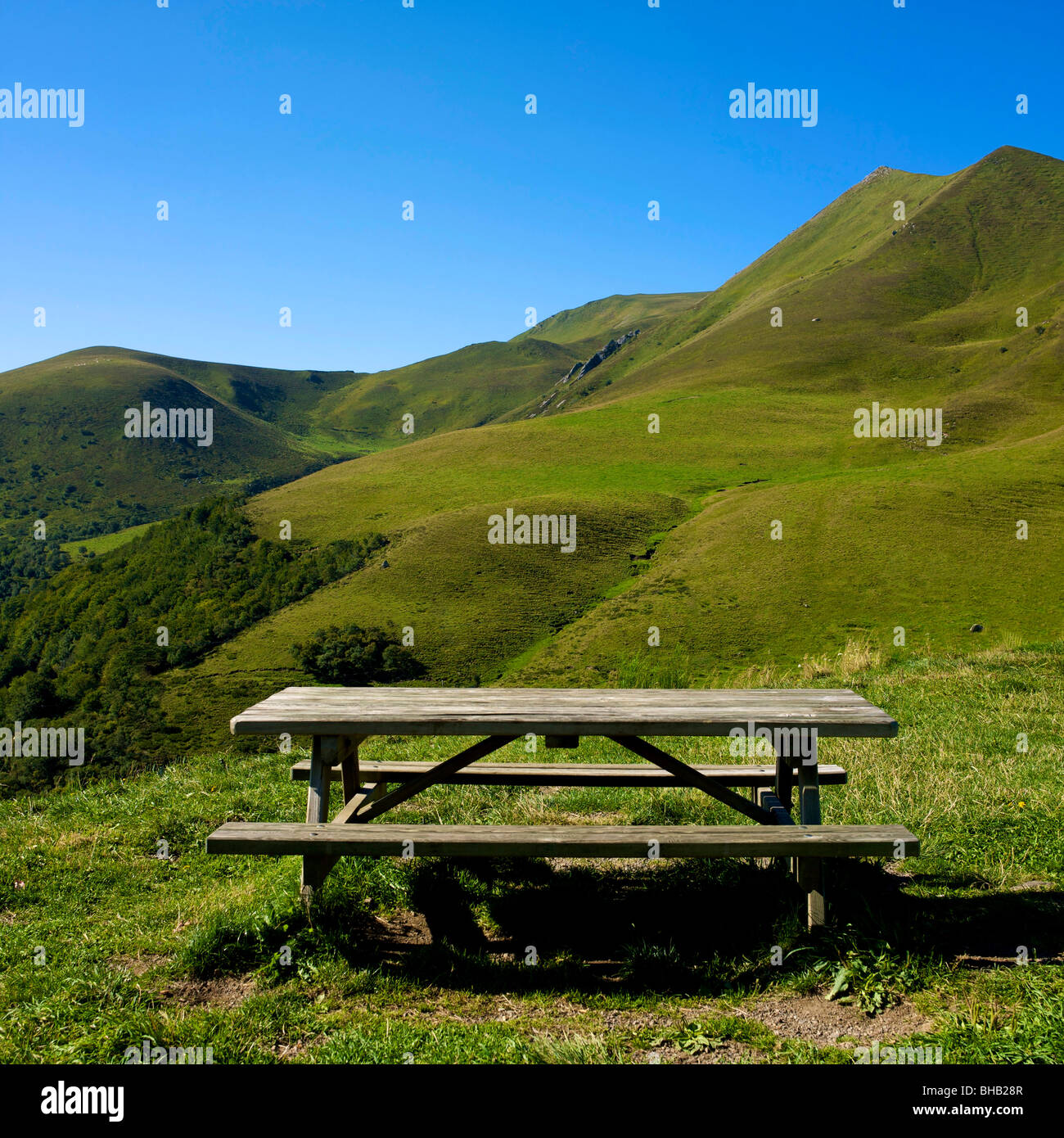 Picknick-Tisch vor dem Pass Col des Croix Morand, Chaine des Puy de Sancy, Auvergne, Frankreich Stockfoto