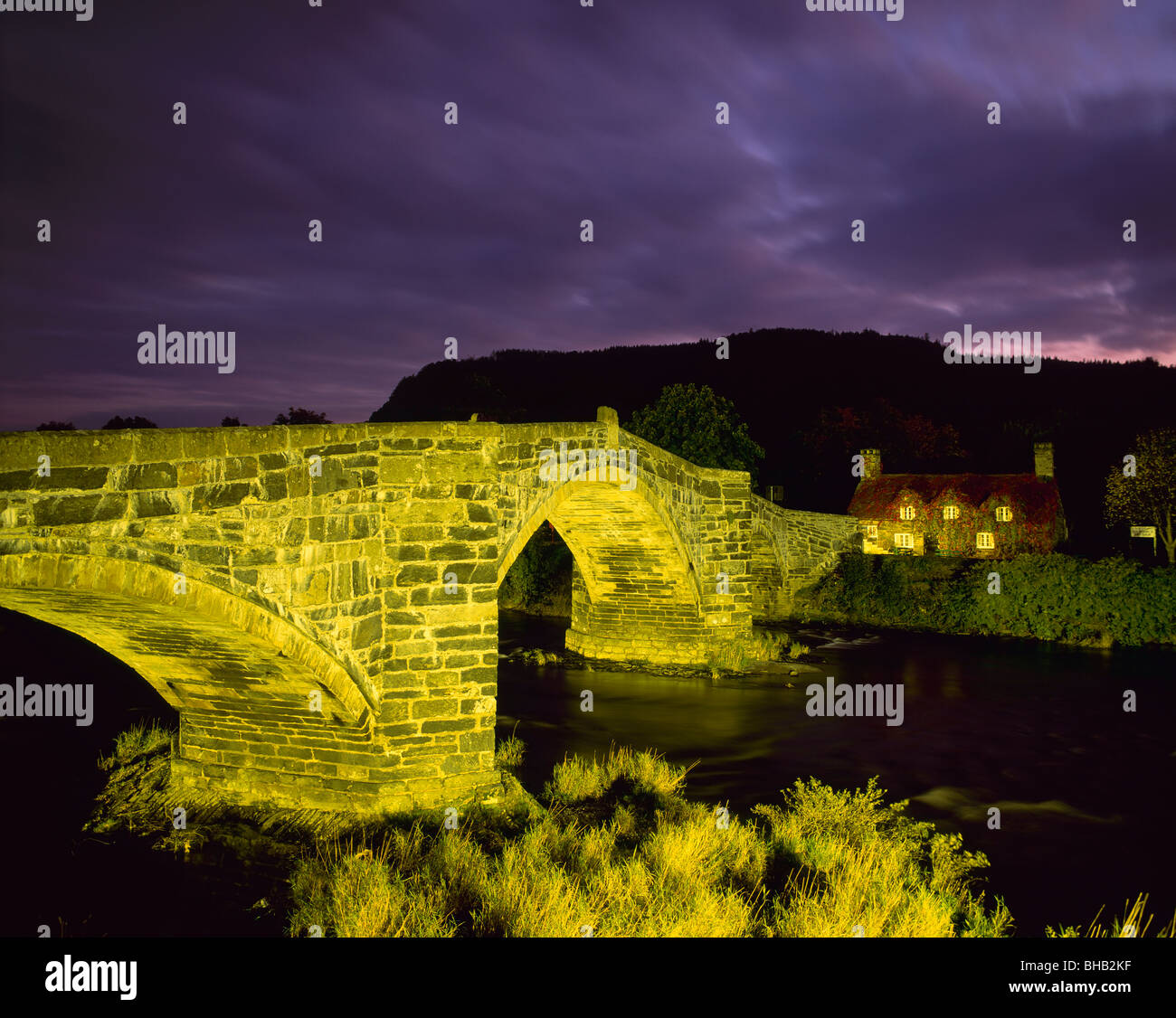 Stone Cottage und Brücke, Fluss Conwy, Romanum, Gwynedd, Wales Stockfoto