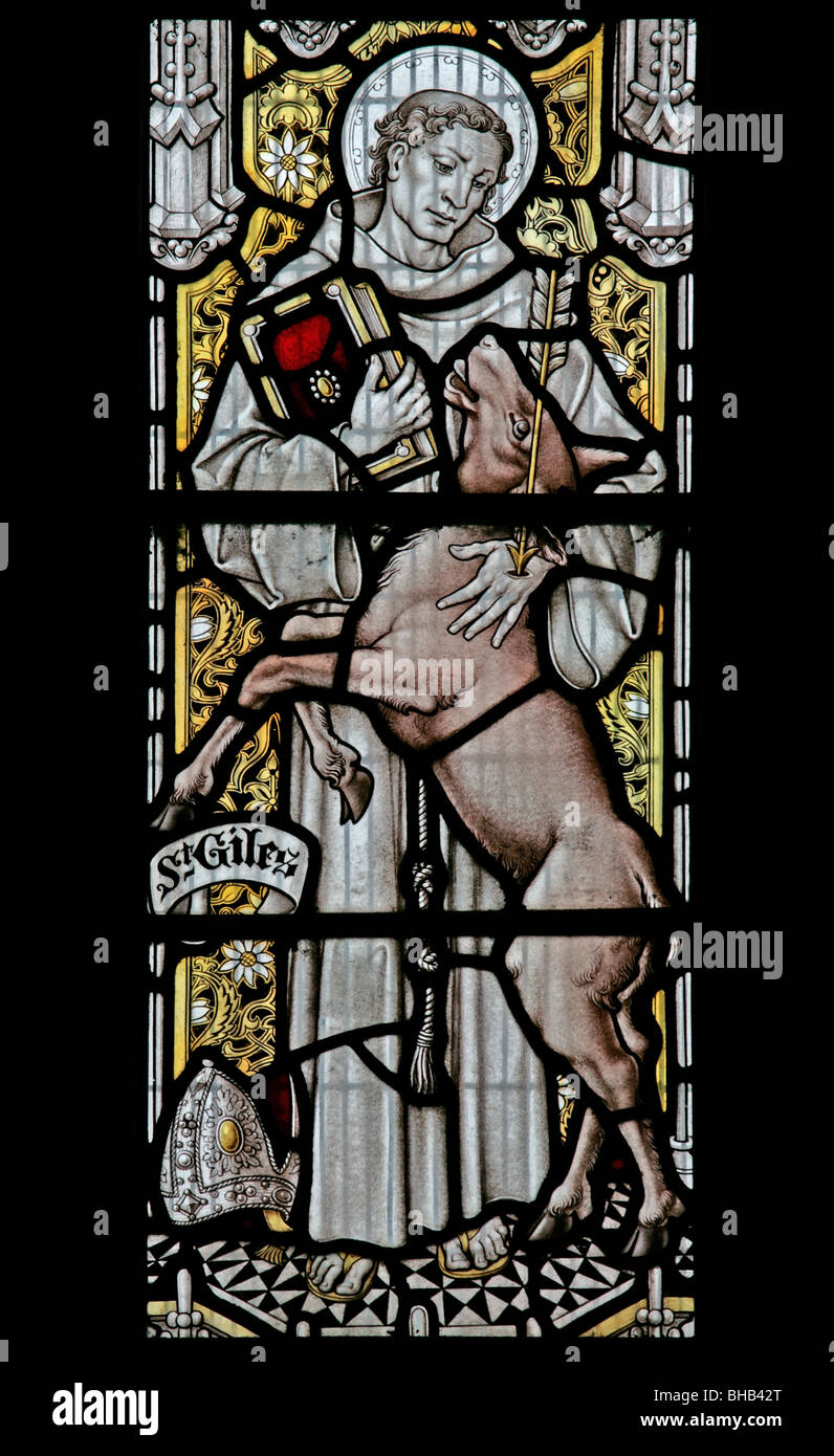 Ein Buntglasfenster von Alfred L. Wilkinson, das Saint Giles mit der Hinterhand zeigt, die er gerettet hat, St. Gregory's Minster Church, Kirkdale, North Yorkshire Stockfoto