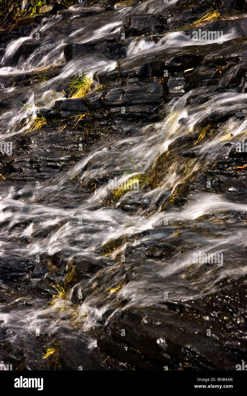Nahaufnahme des Wasserfalls in Shoup Bay State Marine Park, Prinz-William-Sund, Yunan Alaska, Sommer Stockfoto