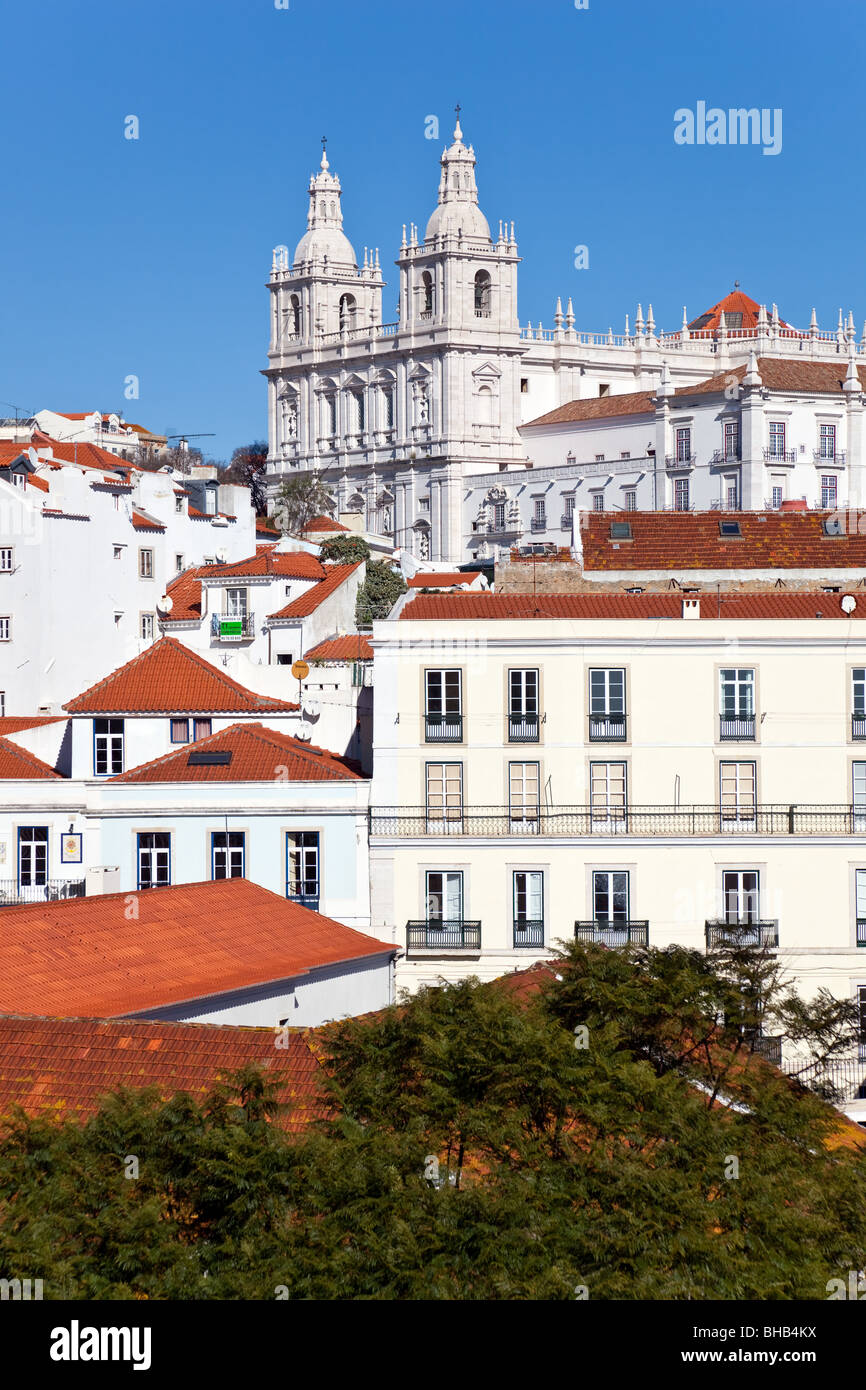 Sao Vicente de Fora Kloster vom Miradouro Das Portas Do Sol (Terrasse) mit Alfama Viertel Dächer gesehen. Lissabon, Portugal. Stockfoto