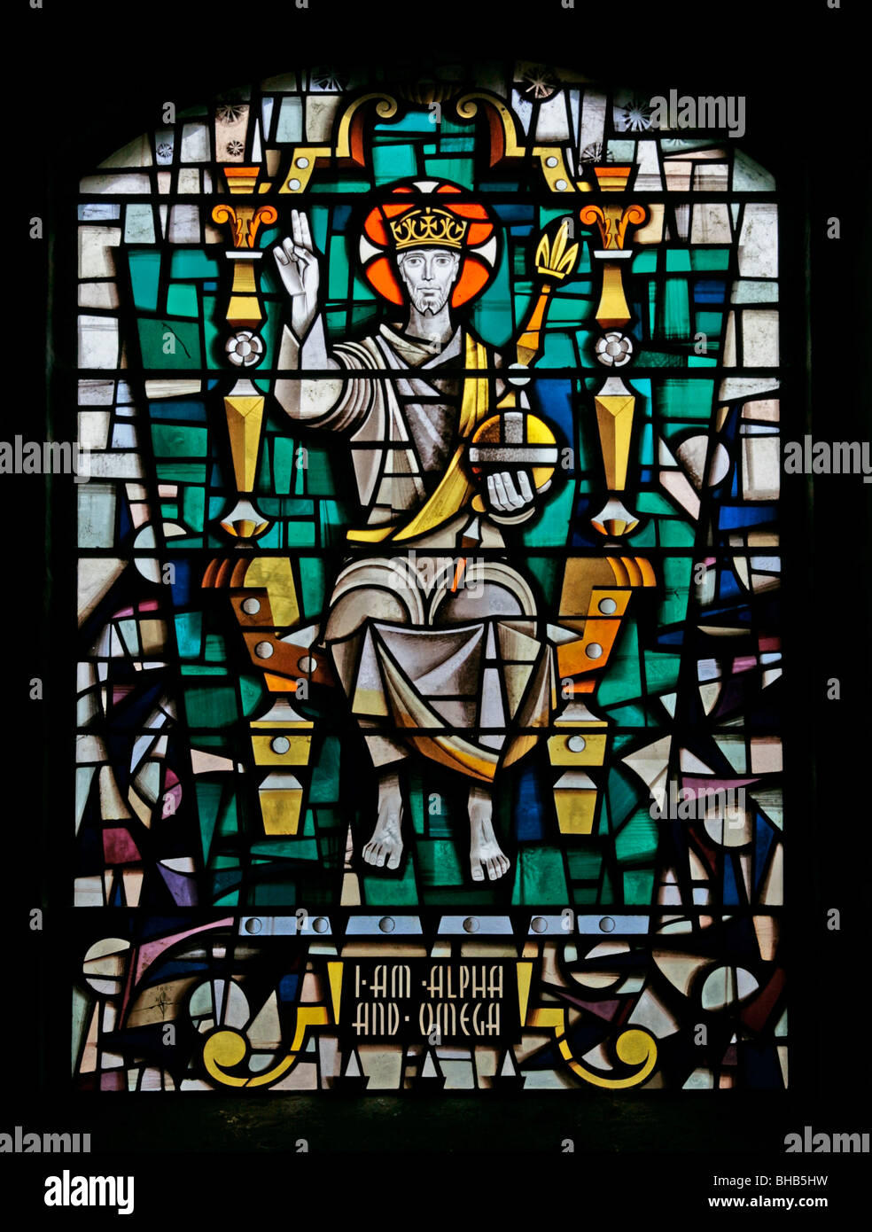 Ein Glasfenster von 1965 von Yorkshire Künstler Harry Harvey (1922-2011), Christus in Majestät, Ingleby Greenhow Kirche, North Yorkshire Stockfoto