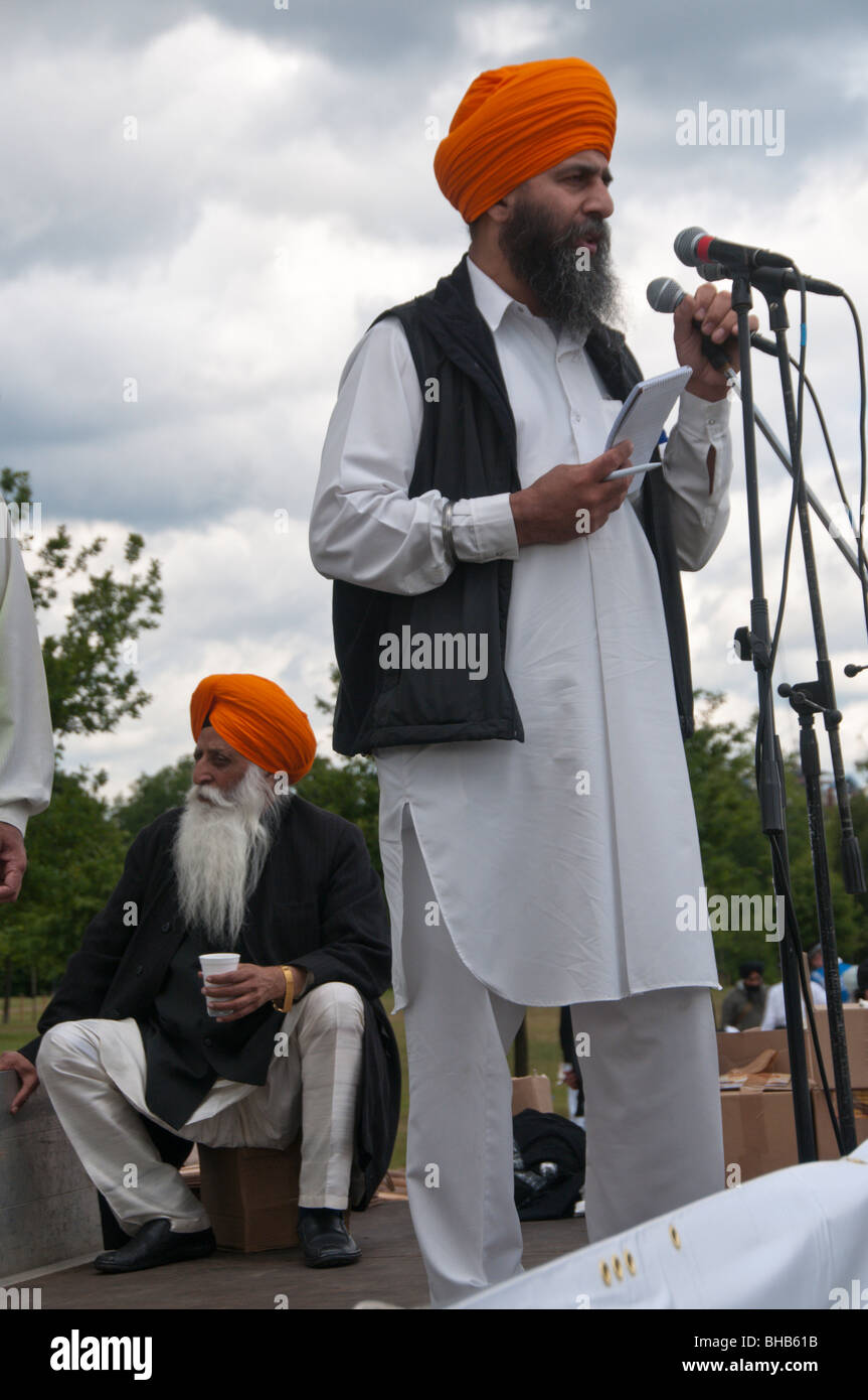 Sikhs anlässlich des 25. Jahrestages der Amritsar-Massaker von indische Armee und Anruf für einen unabhängigen Sikh-Staat. Mann spricht Stockfoto