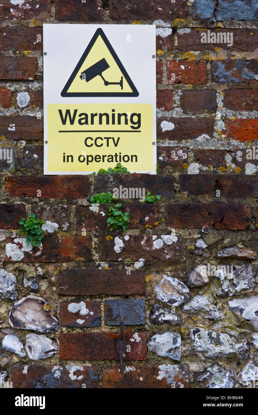 CCTV anmelden eine Mauer in einem Parkhaus West Wycombe Buckinghamshire UK Stockfoto