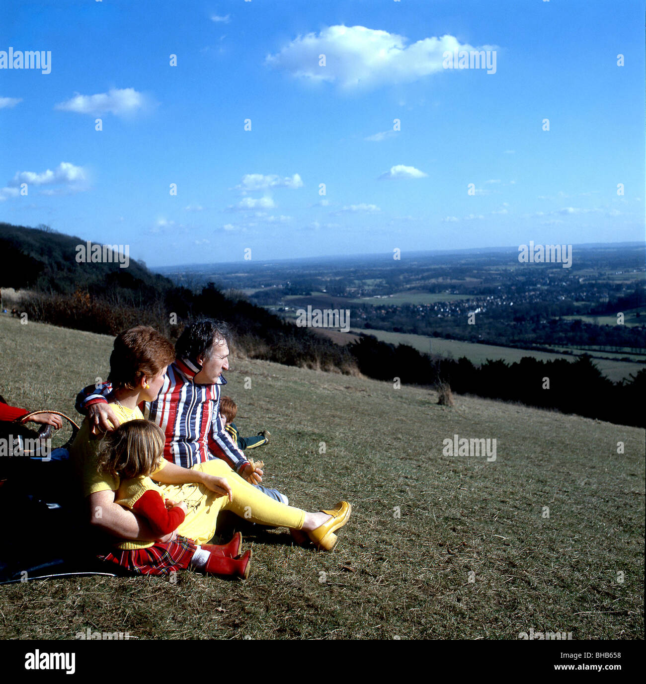 Eine Familie genießen Sie den Blick aus Box Hill in Surrey. Stockfoto