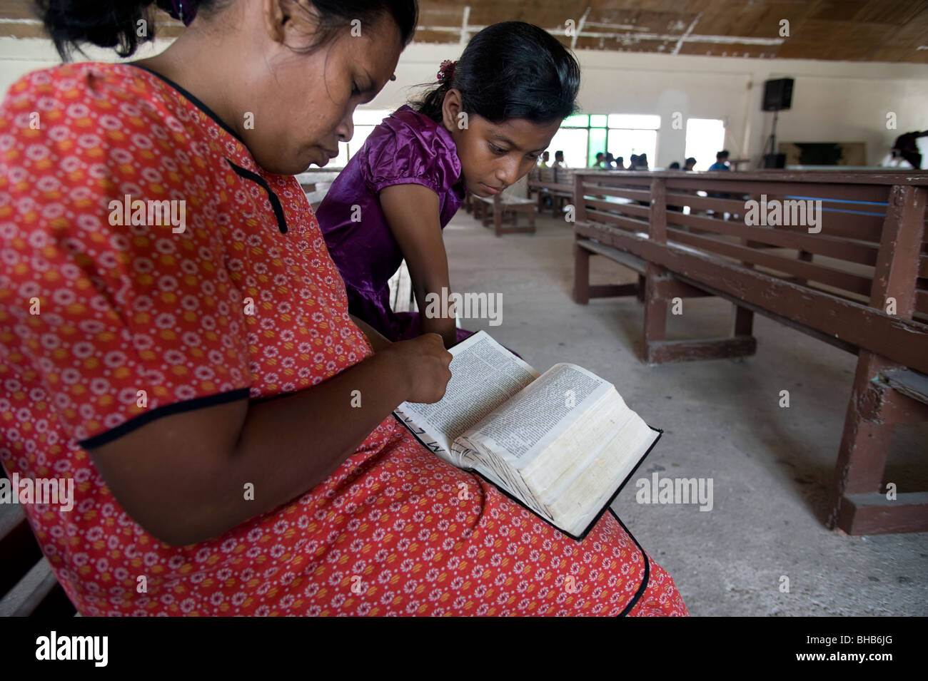 Junge Marshallesisch Frauen teilen eine Bibel in einer Versammlung Gottes Kirche in Majuro, Marshall-Inseln. Stockfoto