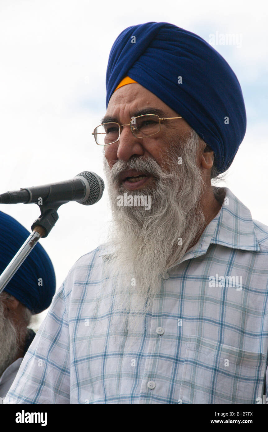 Sikhs anlässlich des 25. Jahrestages der Amritsar-Massaker von indische Armee und Anruf für einen unabhängigen Sikh-Staat. Sikh Mann spricht Stockfoto