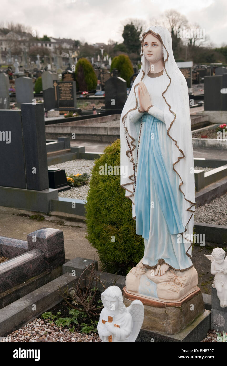 Statue der Jungfrau Maria auf dem katholischen Friedhof. Stockfoto