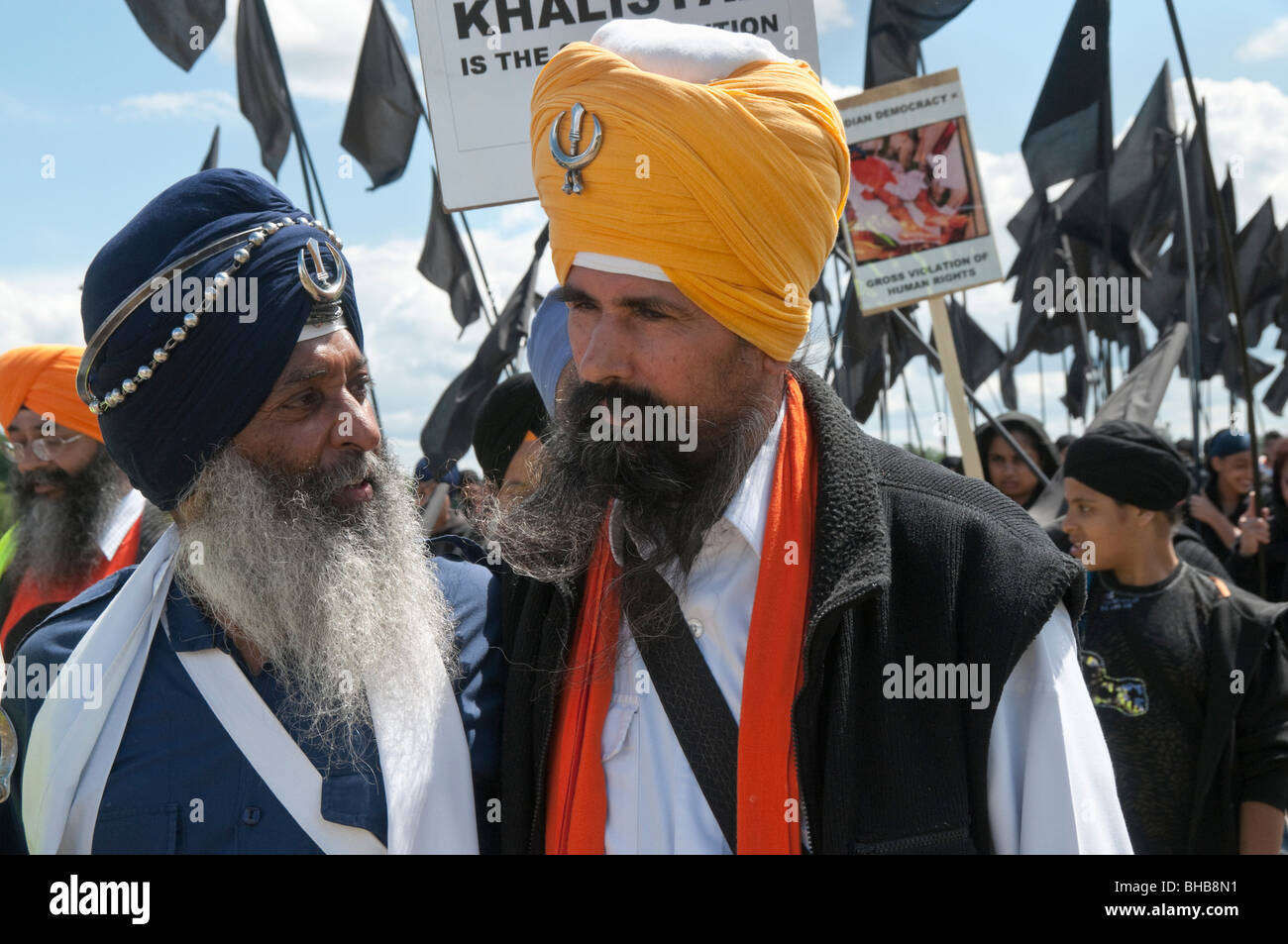 Sikhs anlässlich des 25. Jahrestages der Amritsar-Massaker von indische Armee und Forderung nach einem Sikh Zustand. Sikh-Männer & schwarze Fahnen Stockfoto