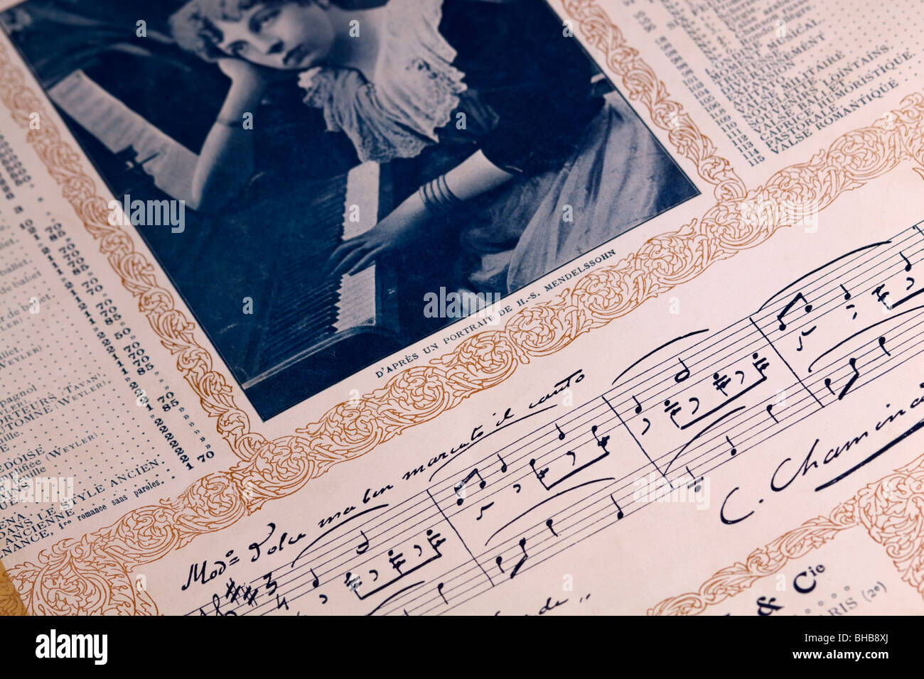 Vintage Noten von Cécile Chaminade für Klavier mit monochromen Bild der jungen Frau am Klavier. Stockfoto