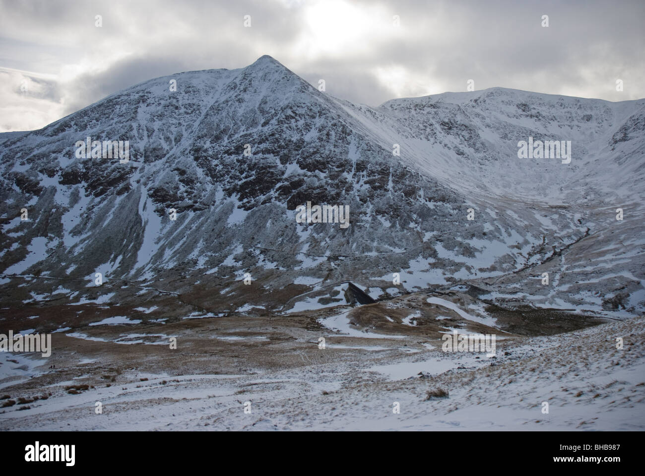 Die schneebedeckte Cumbrian Berge von Catstycam und Lakelandpoeten, durch Swirral Kante verbunden. Stockfoto