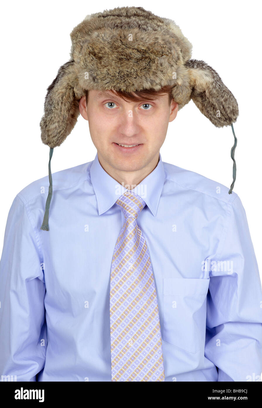 Lustiger Kerl in einer russischen Mütze Ohrenklappen und binden Stockfoto