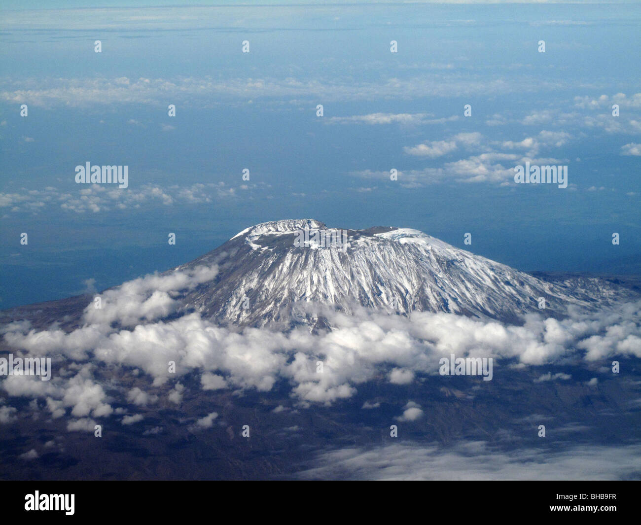 Tansania, Afrika. Luftaufnahme über Mont Kilimanjaro fliegen Stockfoto