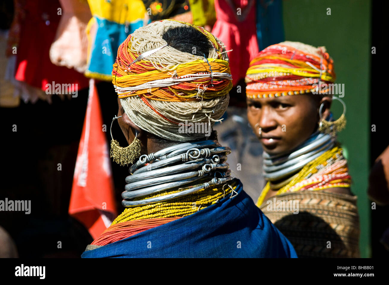 Bunte Bonda-Frauen auf dem lokalen Markt. Stockfoto