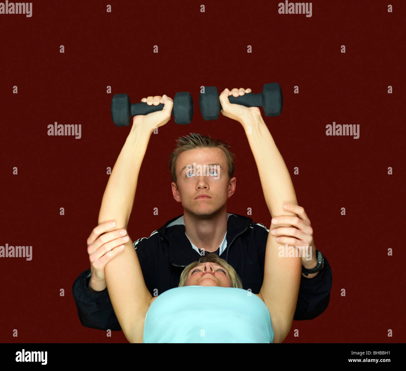 Ein Fitness-Trainer hilft einen client Stockfoto