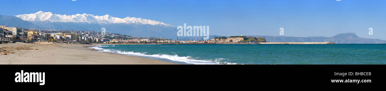 Rethymnon und der Schnee bedeckt weißen Gebirge Stockfoto