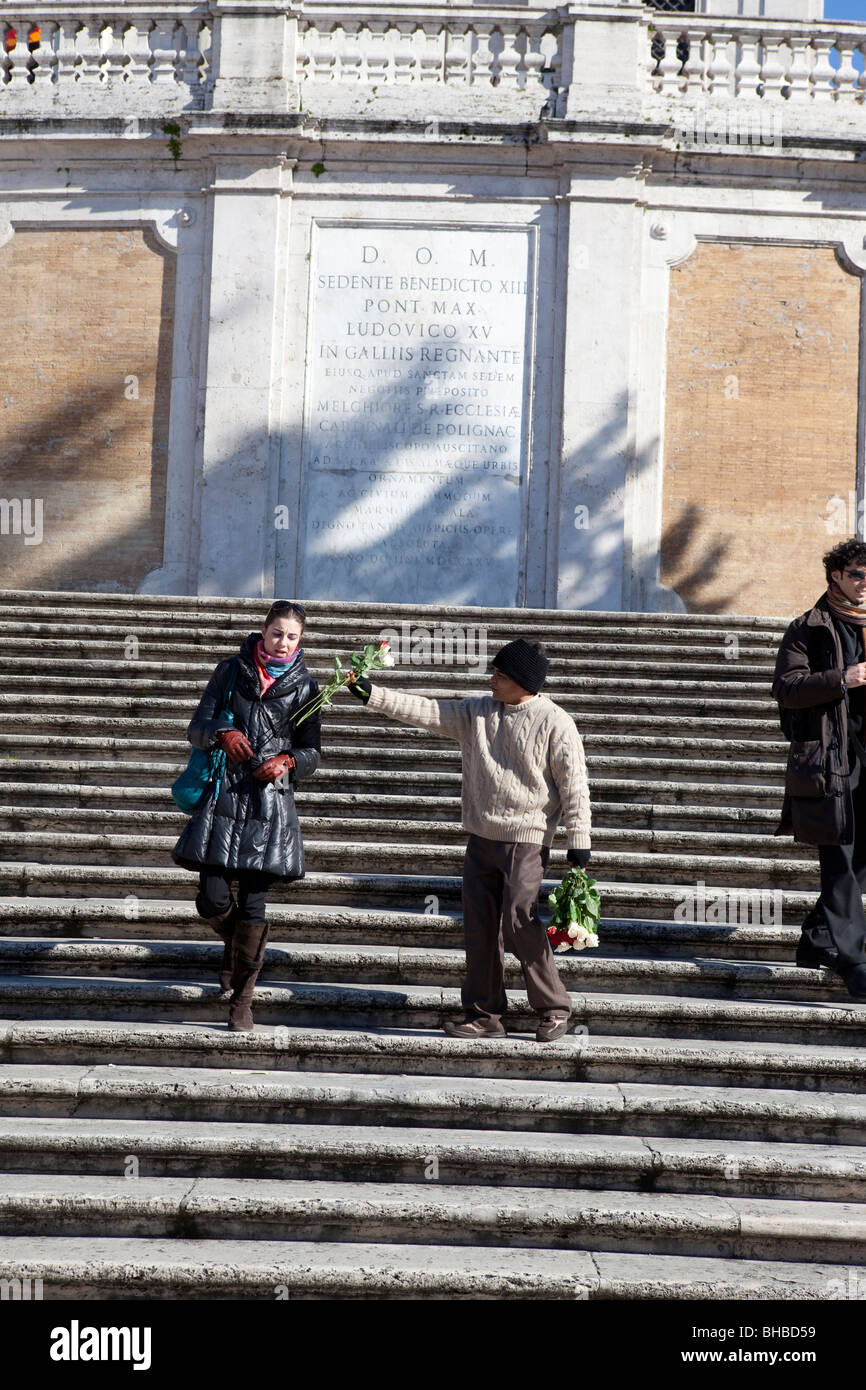 Touristen auf der spanischen Treppe von Mann verkauft Rosen angesprochen Stockfoto