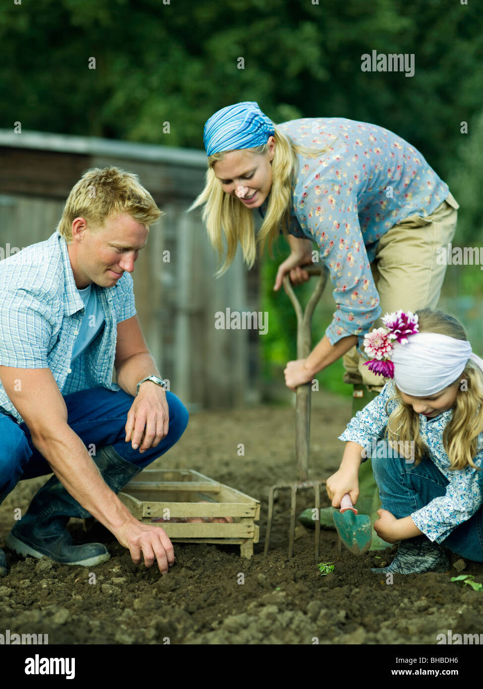 Während die eltern im garten arbeiten Fotos und Bildmaterial in hoher
