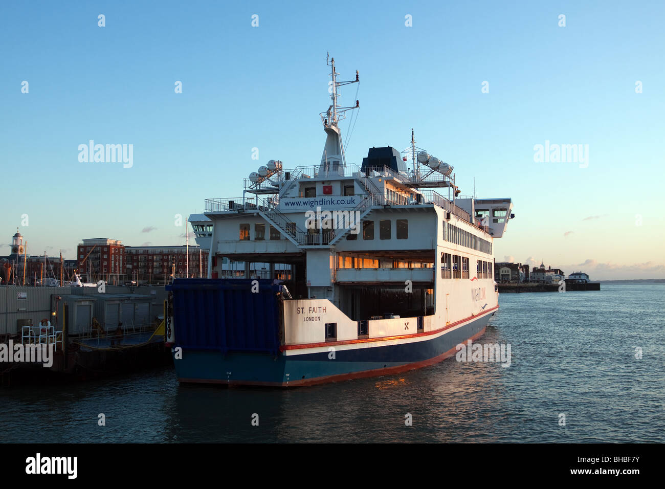 Ein Wightlink Auto und Personenfähre genannt St. Faith vertäut in Portsmouth Stockfoto