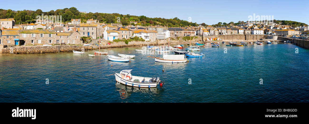 Einen Panoramablick über den Hafen in der alten Fischerei Dorf Mousehole, Cornwall Stockfoto