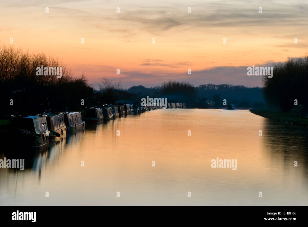 Kanal Boote mit Reflexion und orange Sonnenuntergang am Gloucester & Schärfe-Kanal auf einem wunderschönen noch abends an Slimbridge genommen Stockfoto
