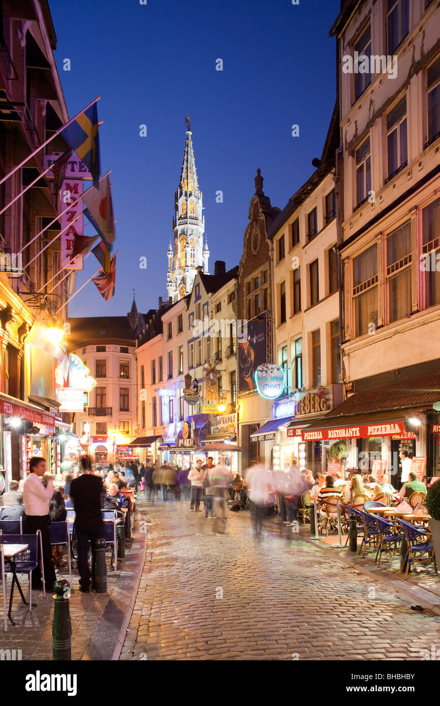 Straßencafés in der Abenddämmerung, Brüssel Belgien angesehen Stockfoto