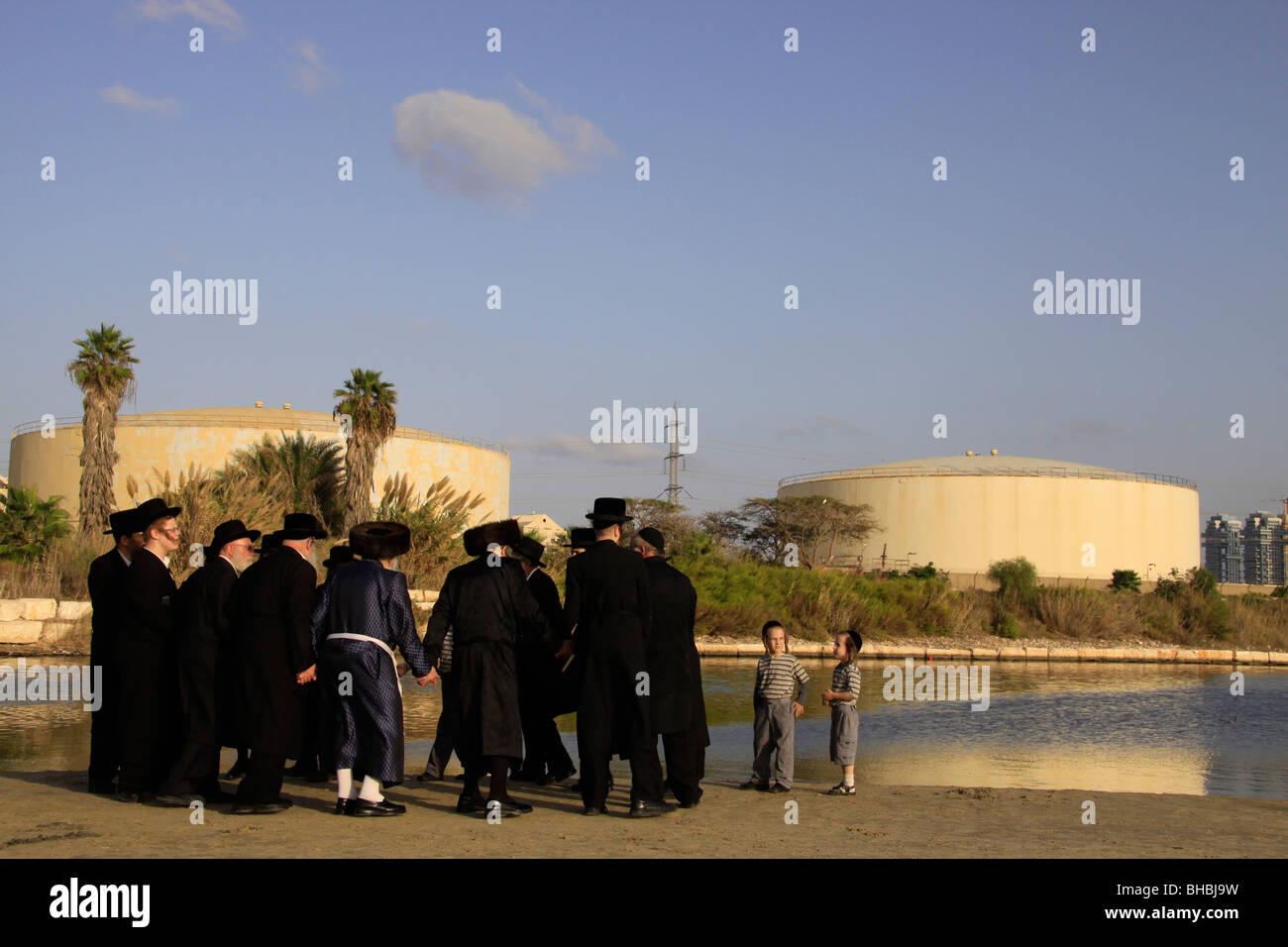 Israel, Tel Aviv, Tashlich Zeremonie der Premishlan Kongregation von Yarkon River Stockfoto