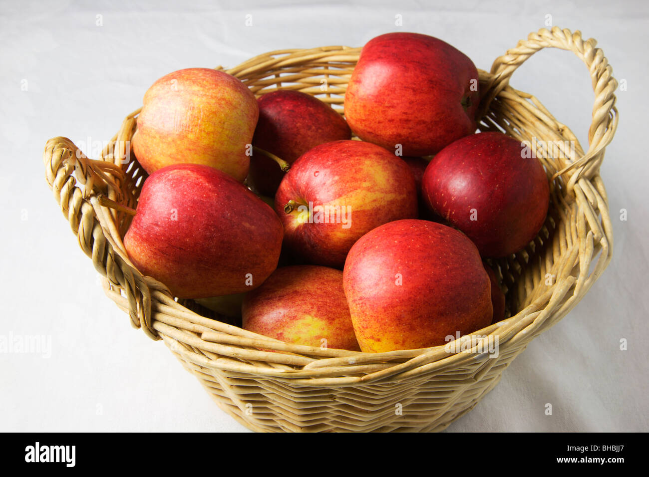 Royal Gala Äpfel in einem Korb Stockfoto