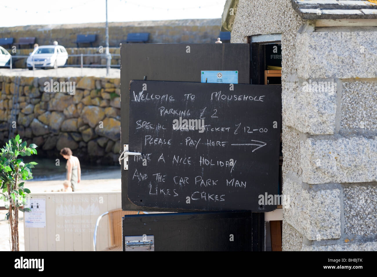 Bekanntmachung über die Parkwächter Hütte an der Harbourfront in der alten Fischerei Dorf Mousehole, Cornwall Stockfoto