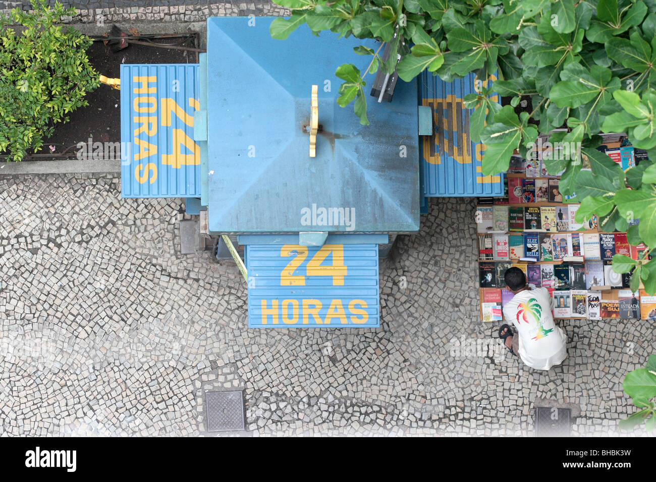 Buch stand an einer Straßenecke im Stadtteil Leblon, Rio De Janeiro Stockfoto