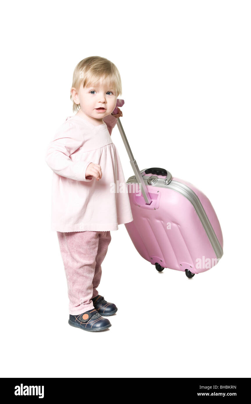 Ein kleines Mädchen mit rosa Koffer stehen. Isoliert auf weißem Hintergrund. Stockfoto