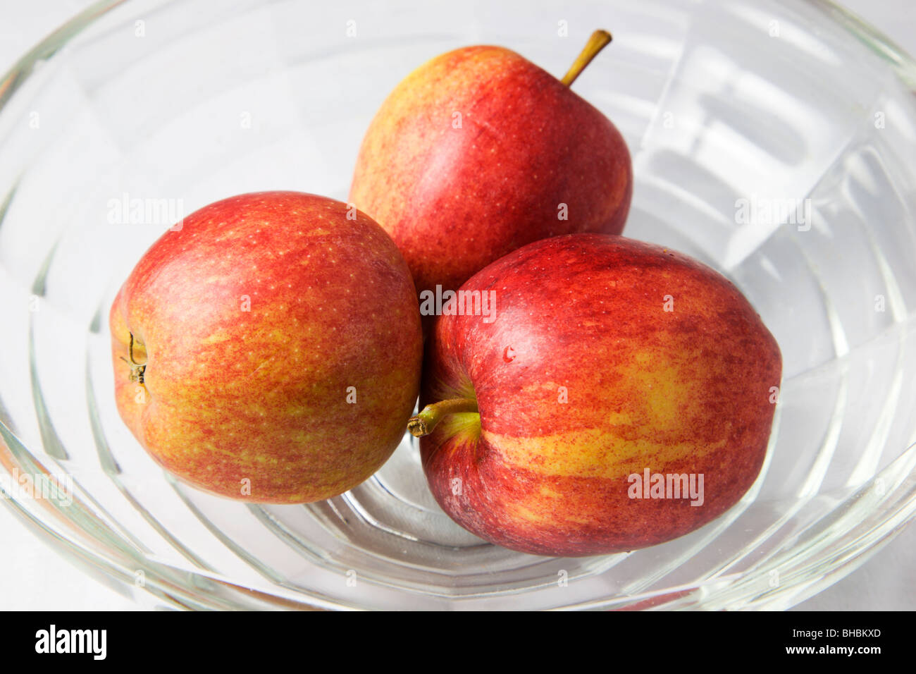 Drei Royal Gala Äpfel in eine Glasschüssel Stockfoto