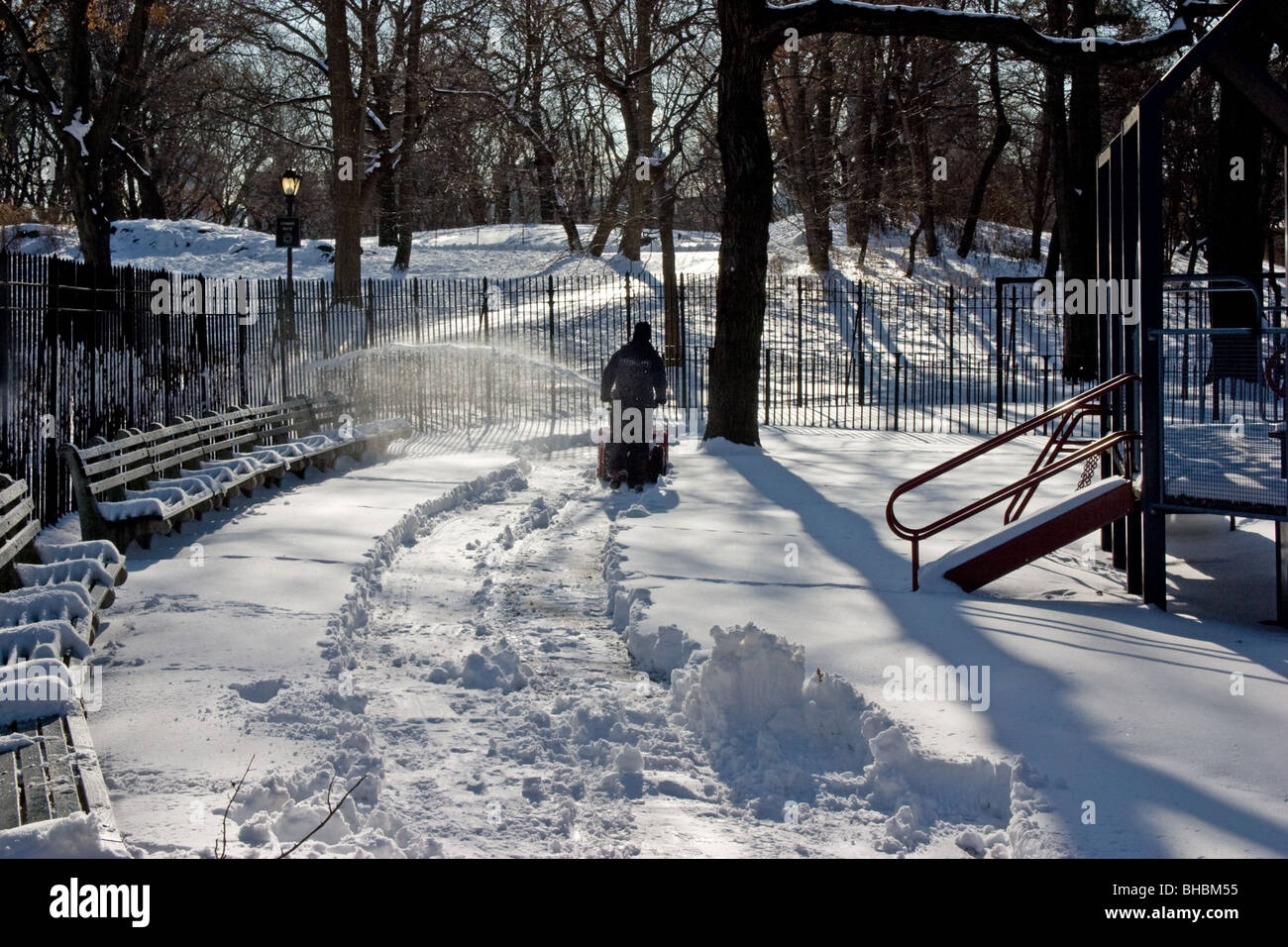 Schneeräumung der Spielplatz in Central Park, New York Stockfoto