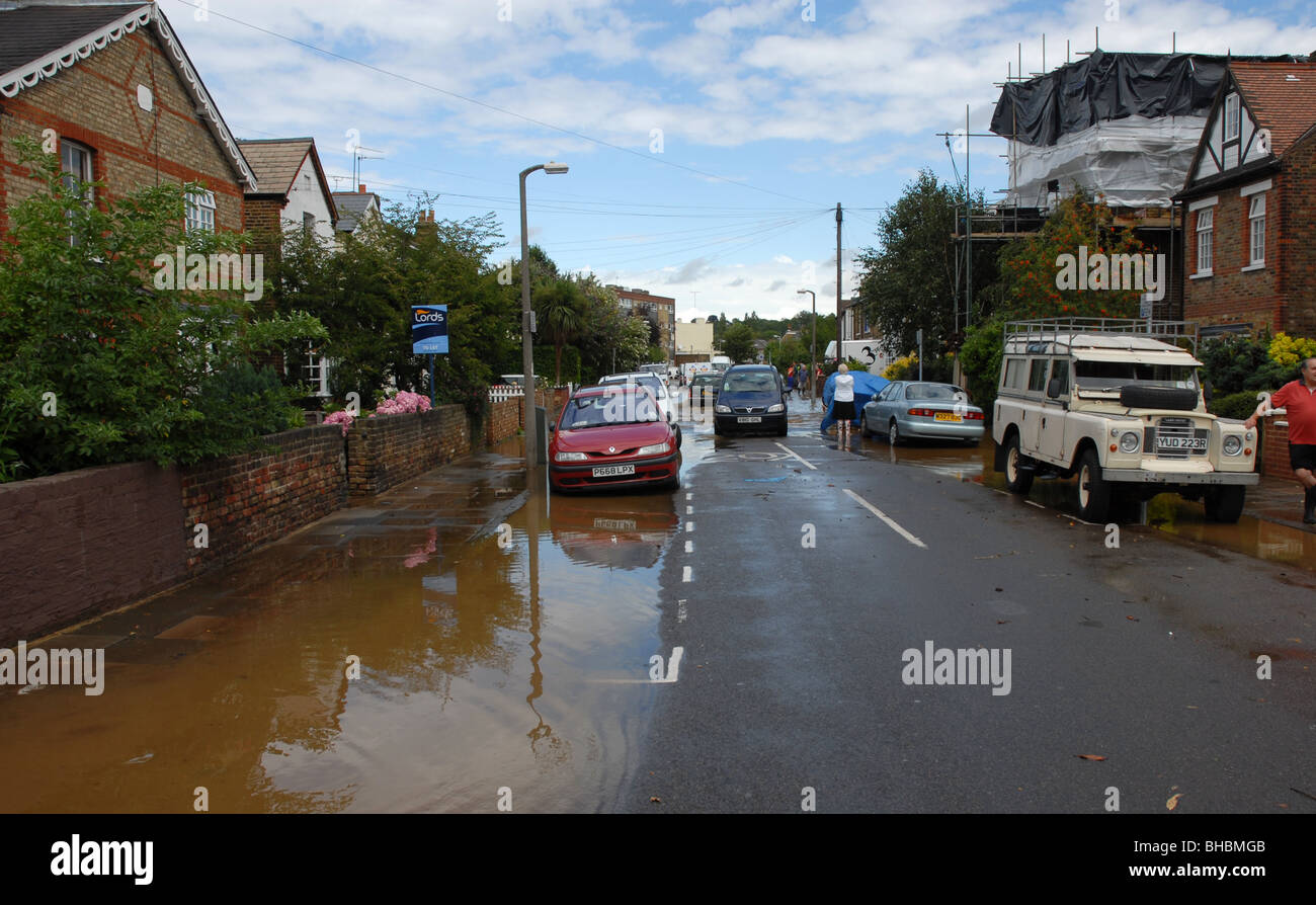 Suburban street wie Überschwemmung zurückzieht Stockfoto
