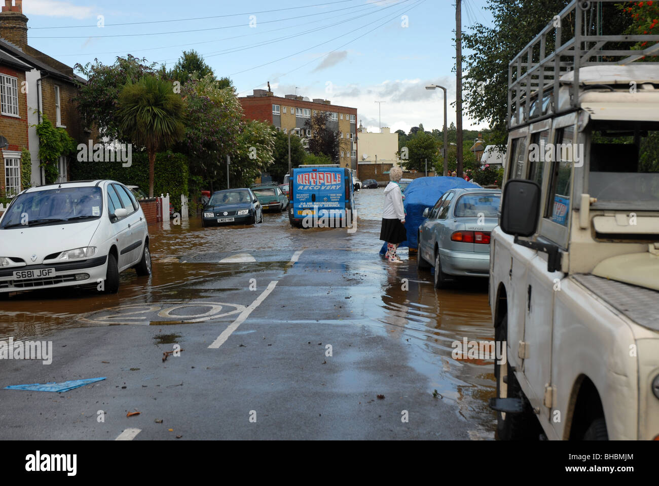 Recovery van Fahren durch überflutete Vorstadtstraße Stockfoto