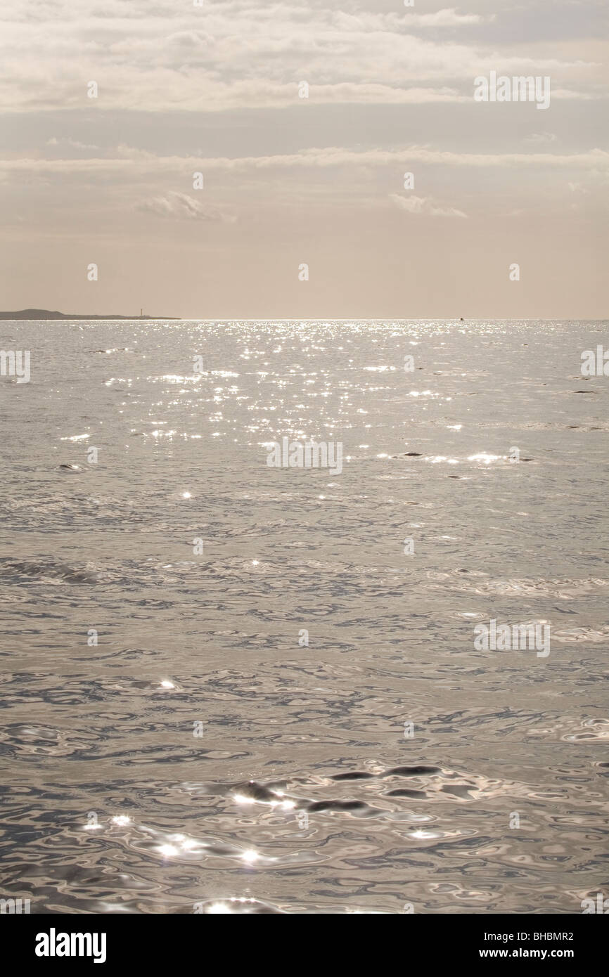 Die Sonne spiegelt sich in den plätschernden Atlantik vor der Küste von Teneriffa, Spanien. Stockfoto