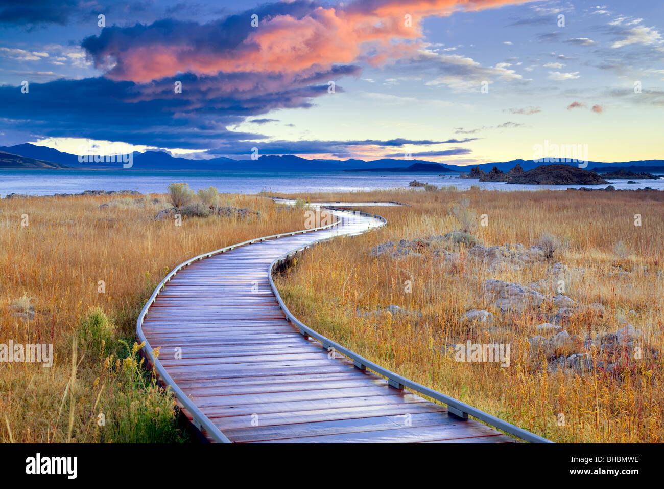 Hölzerne Weg zum Mono Lake mit Sonnenaufgang Wolken. California Stockfoto
