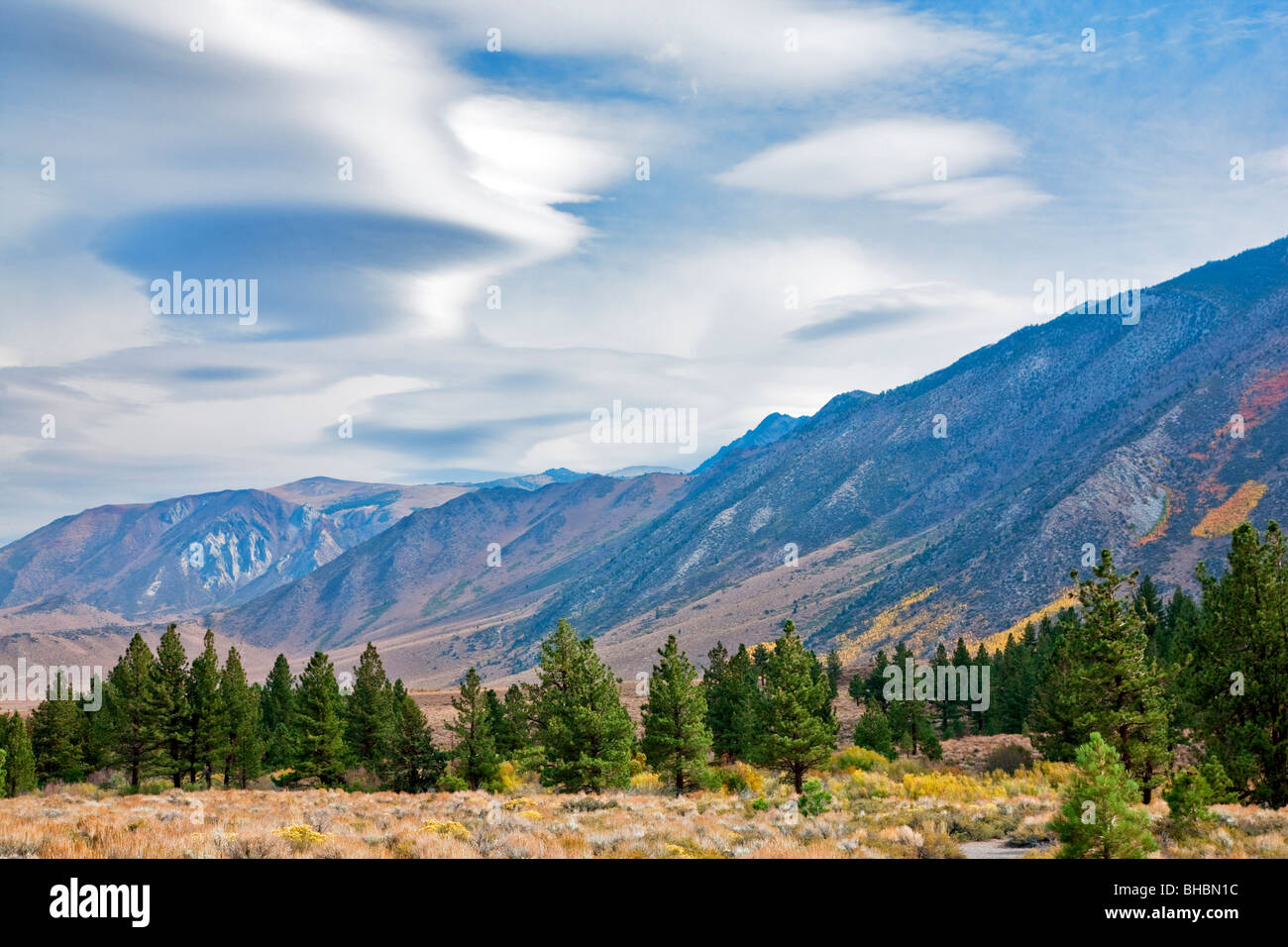 Linsenförmige Wolken über der östlichen Sierra Mountains, Kalifornien Stockfoto