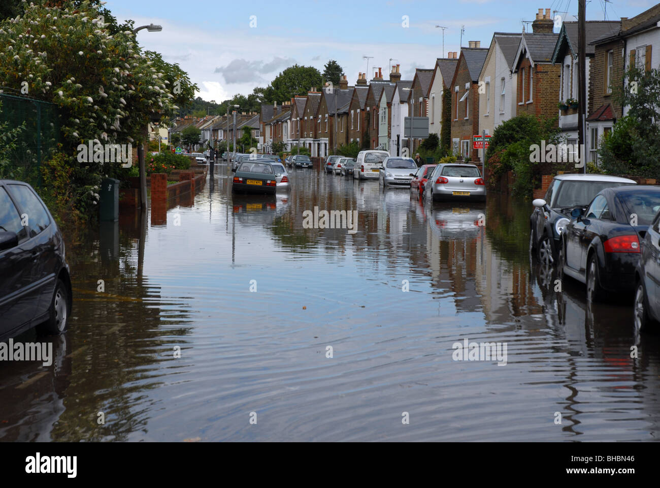 London Vorstadtstraße überflutet wegen starker Regen und verstopfte Abflüsse Stockfoto